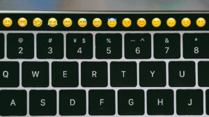 O que significa esse emoji 🥺? Descubra agora!